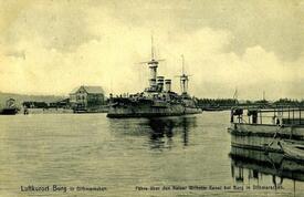 1916 Panzerschiff der Kaiserlichen Marine passiert auf dem Kaiser Wilhelm Kanal die Fährstelle Burg