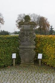 Grabstein Dorn aus dem Jahr 1639 auf dem Friedhof in Wilster