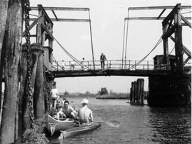 1965 Kanuten bei der hölzerne Klapp-Brücke über die Stör bei Heiligenstedten