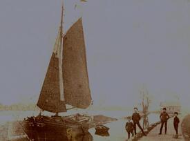 1880 Fracht-Ewer unter Segeln am Audeich in Wilster