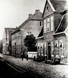 1868 Stadtschule und Pastorat am Marktplatz in Wilster