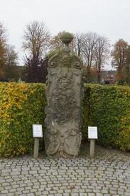 Grabstein Pipern aus dem Jahr 1701 auf dem Friedhof in Wilster