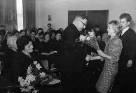 1960 Lehrer Heinrich Danielsen wird von Klassensprechern in den Ruhestand verabschiedet