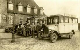 1928 Omnibus Betrieb W. Langbehn - Busse der Linie der Strecke Eddelak - Wilster - Brokdorf vor dem Bahnhof der Stadt Wilster