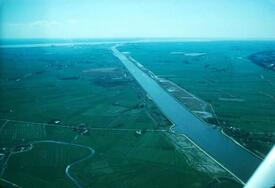 1982 Nord- Ostsee Kanal mit der Burger Fähre; Wilsterau, Elbe