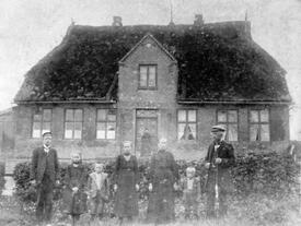 lehrer Johann Hinrich von Pein mit seiner Familie vor der Schule Achterhörn 