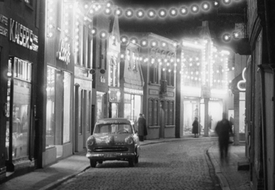 1955 Deichstraße in der Stadt Wilster in adventlichem Lichterglanz