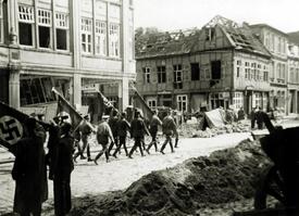  Am 15. Juni 1944 wurde die Stadt Wilster bombardiert -  Propagandamarsch der Nazis durch die notdürftig frei geräumte Straße am Marktplatz