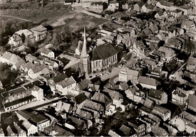 1967 Luftbild aus südlicher Richtung auf die Innenstadt Wilster