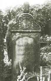 Grabstele Oesau auf dem Friedhof in Wilster