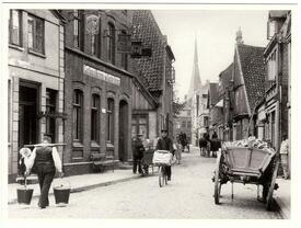 1905 Blick in den unteren Kohlmarkt Richtung Markt in der Stadt Wilster