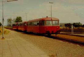 1983 Schienenbus im Bahnhof Wilster