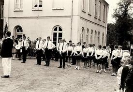 10.09.1967 Unter der Stabführung ihres Tambours Peter Büttner ist das Trommler und Pfeifer Korps des 1965 als WRS Spielmannszug gegründeten Spielmanns- und Fanfarenzuges Wilster angetreten.