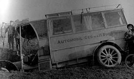 1906 Unfall einer Kraftdroschke der Kraftbus-Linie Burg - Wilster