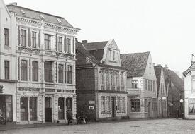 1950  Südwestseite des Marktplatzes der Stadt Wilster