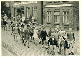 1955 marschierende Kinder-Gilde in der Neustadt in Wilster