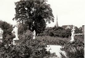 Allegorische Figuren im Bürgermeister Garten; Blick auf die Wilsteraner Kirche