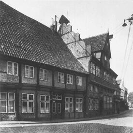 1930 Altes Balkenhaus und Altes Rathaus an der Op de Göten (damalige Marktstraße) in der Stadt Wilster