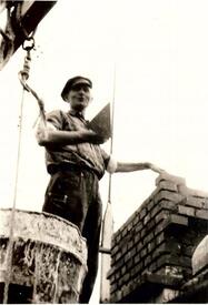 1962 Maurer-Geselle Hermann Horstmann beim Aufmauern des Schornsteinkopfes des mit Reeth gedeckten Bauernhauses Markus Lucht in Schotten bei Wilster