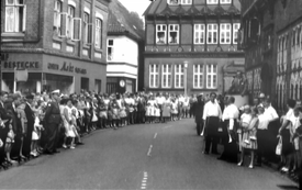 1965 Vor dem Alten Rathaus in der Straße Op de Göten Einläuten des Wilster Jahrmarkt 