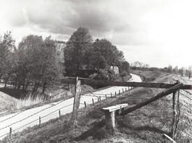 1978 Stördorf, Gehöft hinter dem Deich an der Stör