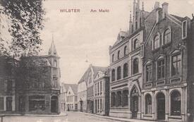 1914 südliche Häuserzeile am Markt in der Stadt Wilster