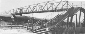 1995 gesperrte Fußgänger-Brücke über die Gleisanlagen am Bahnhof Wilster