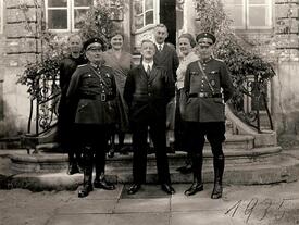 1935 Angehörige der Stadtverwaltung und des Polizeireviers Wilster vor der Freitreppe am Neuen Rathaus in Wilster