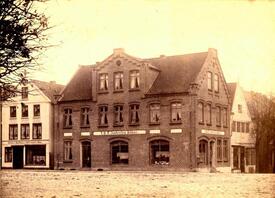 1880 Die Häuser J.P.T. Andersen am Markt / Op de Göten in Wilster