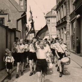 1952 Der Spielmannszug der Volksschule Wilster führt den Festumzug der Kinder-Gilde an.