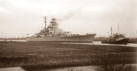 1940 Schlachtschiff BISMARCK im Kaiser-Wilhelm-Kanal im Bereich der Wilstermarsch