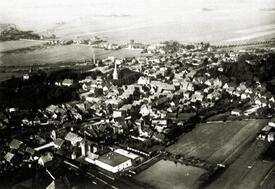 1930 Luftbild aus südlicher Richtung auf die Stadt Wilster