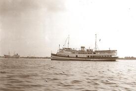 1955 Personenfähre JAN MOLSEN der HADAG auf der Elbe bei Pagensand