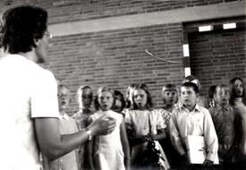 1970 die Lehrerin Karla Gundelach dirigiert den Klassenchor anläßlich der Verabschiedung von Else Madré