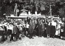 1934 Mitglieder von HJ (Hitler Jungend) und BDM (Bund deutscher Mädchen) vor der Kirche in Wilster