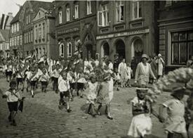 1931 Festumzug der Kindergilde zieht über den Marktplatz der Stadt Wilster