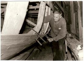 1960 Bau einer Segeljacht im Bootsschuppen auf dem Helgenland an der Wilsterau in der Stadt Wilster