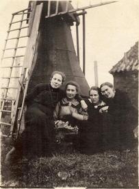 1932 Wilstermarsch Windmühle - kleiner Erdholländer, junge Frauen