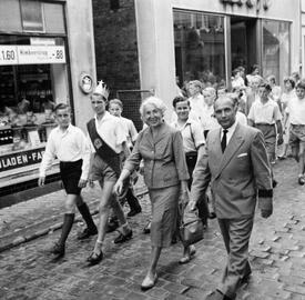 1957 Umzug der Kindergilde in der Deichstraße in Wilster