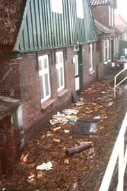 Blick von der Deichkappe in St. Margarethen auf wasserseitig von ihr stehende Häuser, die bei der Sturmflut am 03.01.1976 erheblich beschädigt wurden