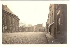 1875 südöstliche Seite des Marktplatzes, Einmündung Kohlmarkt in Wilster