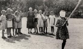 1952 Kinderfest der Schule Krummendiek - Wettspiel Topfschlagen