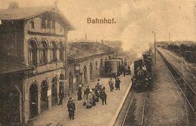 1908 der im Jahr 1878 in Betrieb genommene erste Bahnhof der Stadt Wilster an der Bahnhofstraße (der heutigen Tagg-Straße)
