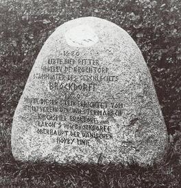 1935 Brokdorf - 1920 aufgestellter Gedenkstein für die Familie v. Brockdorff vor der Kirche zu Brokdorf