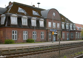 1920 vormaliges Empfangsgebäude am Bahnhof Burg präsentiert sich sehr gepflegt als Kulturdenkmal