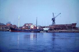 1964 Wewelsfleth, Peters Werft, Blick über die Stör