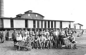 1932 Belegschaft der Ziegelei in Rumfleth in der Gemeinde Nortorf in der Wilstermarsch
