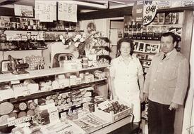 1978 Lebensmittelgeschäft "Milchmann Schmidt"  25-jähriges Jubiläum - Hilda und Karl-Heinz Schmidt im Verkaufsraum