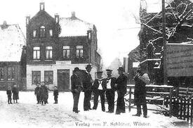 1900 Neumarkt in Wilster mit dem Geschäftshaus des Fotografen Friedrich Schlüter