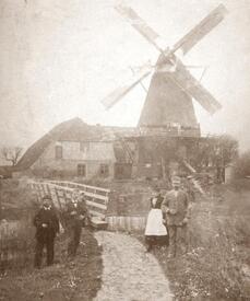 1892 Getreidemühle RENATA am Kasenort bei der Einmündung der Wilsterau in die Stör